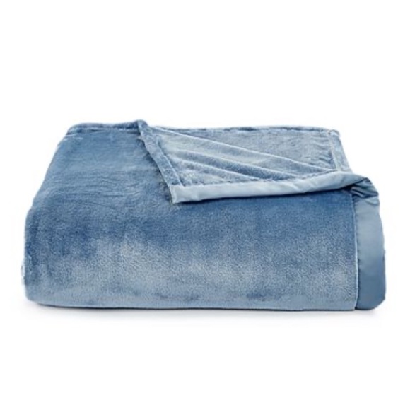 Berkshire Other - Berkshire
Classic Velvety Plush Twin Blanket.